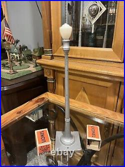 LIONEL PREWAR 63 LAMP POST WithORIGINAL FROSTED TULIP BULBS! SCARCE