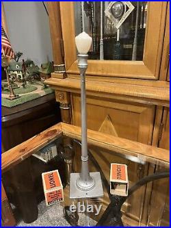 LIONEL PREWAR 63 LAMP POST WithORIGINAL FROSTED TULIP BULBS! SCARCE