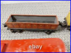LIONEL PRE WAR 1666 STEAM LOCOMOTIVE & 2689W COAL TENDER With CARS Some Damage