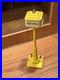 Lionel_Prewar_57_Yellow_Boulavard_Lamp_Post_All_Original_Nice_Tested_01_ob