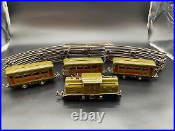 Lionel Prewar O Gauge Set/252 LOCOMOTIVE, TWO 529 CARS & ONE 530 CAR with track
