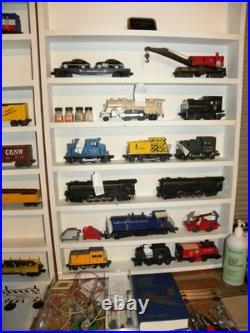 Mostly Lionel trains & non Lionel accessories Getng out of hobby due to health